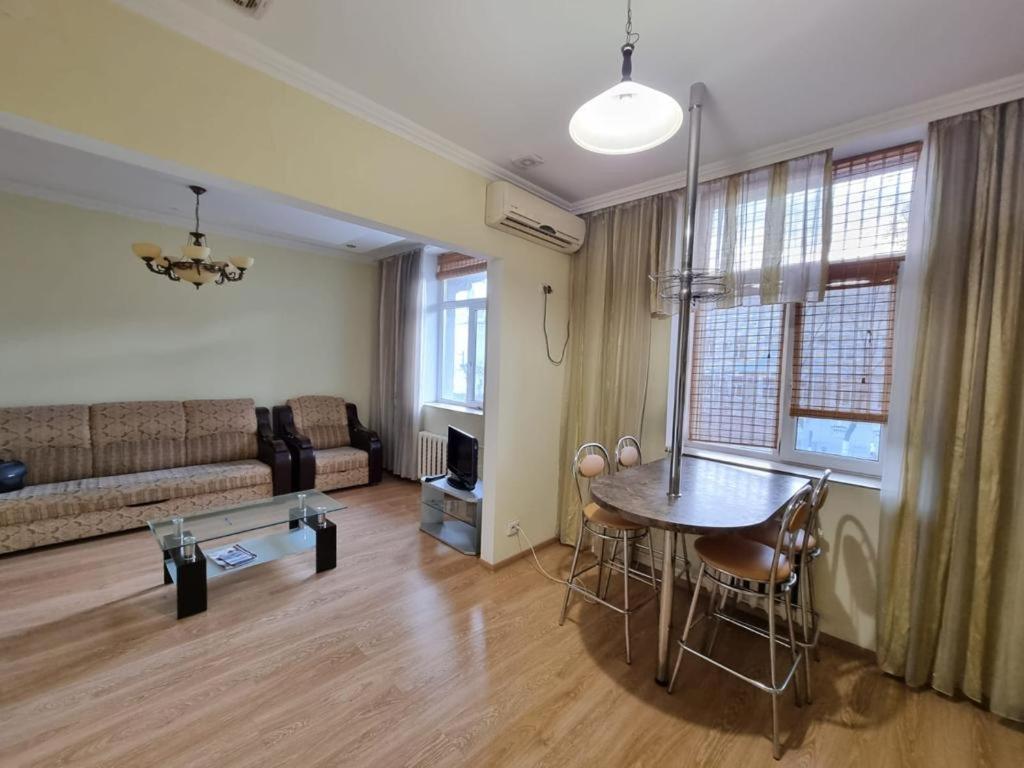 White New Apartments Ultracentral 2-Rooms In The Heart キシナウ エクステリア 写真