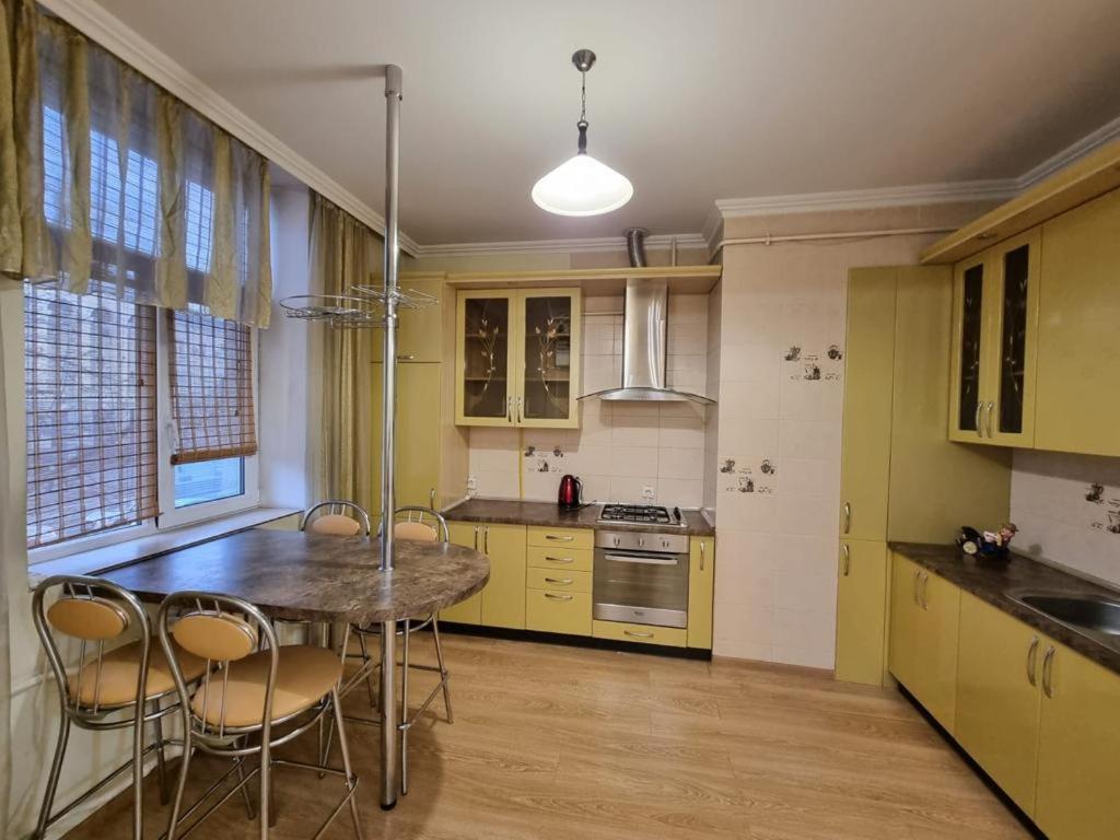 White New Apartments Ultracentral 2-Rooms In The Heart キシナウ エクステリア 写真
